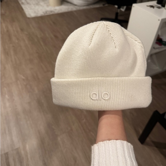 ALO Yoga White Beanie - Picture 3 of 3